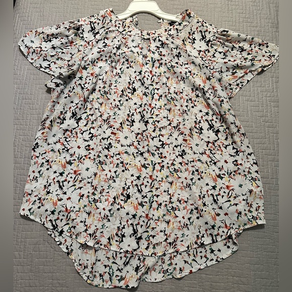 Torrid White Floral Short Sleeve Keyhole Blouse - Picture 5 of 9